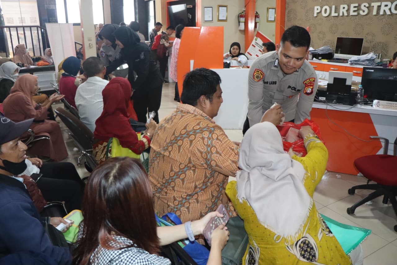 Pemohon SKCK di Polres Metro Depok menerima nasi bungkus