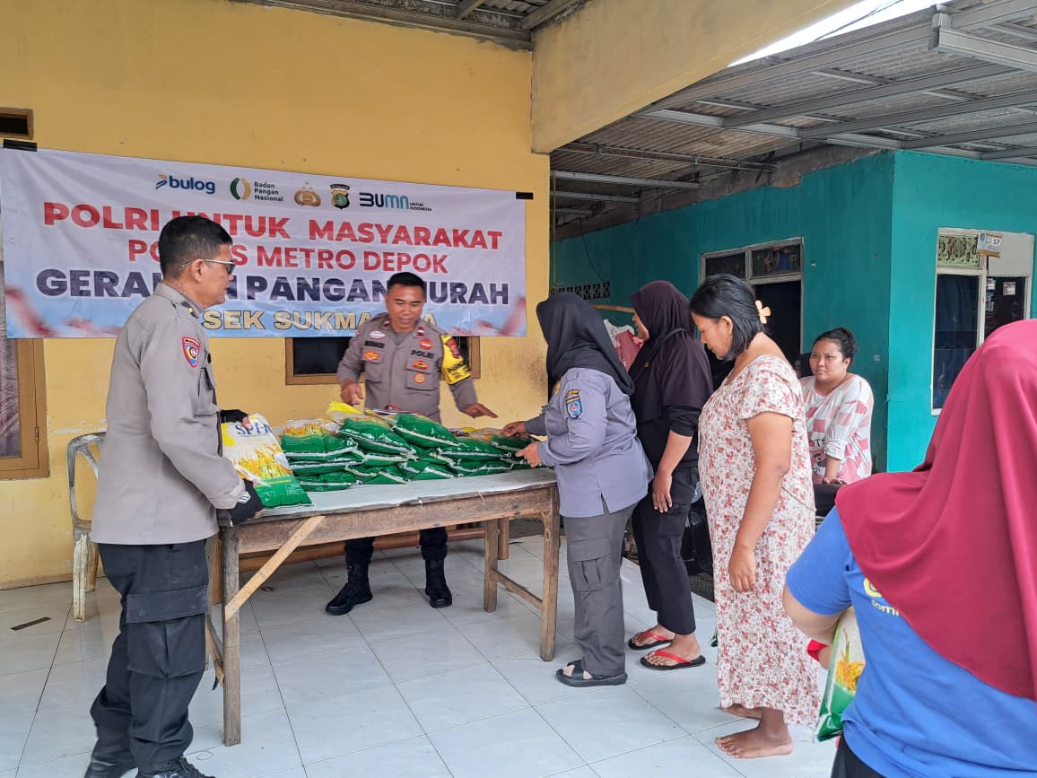 Warga antusias membeli kebutuhan pokok di Gerakan Pangan Murah Polres Metro Depok