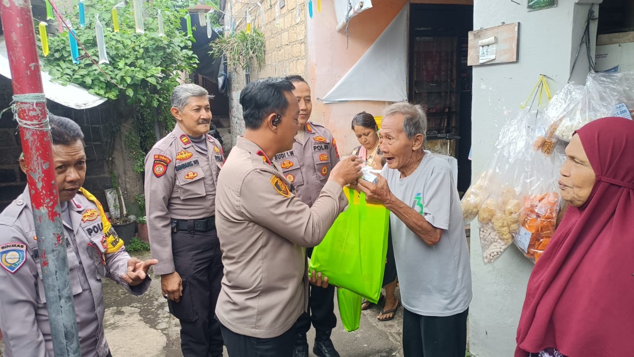 Polsek Cimanggis membagikan 20 paket sembako kepada warga kurang mampu