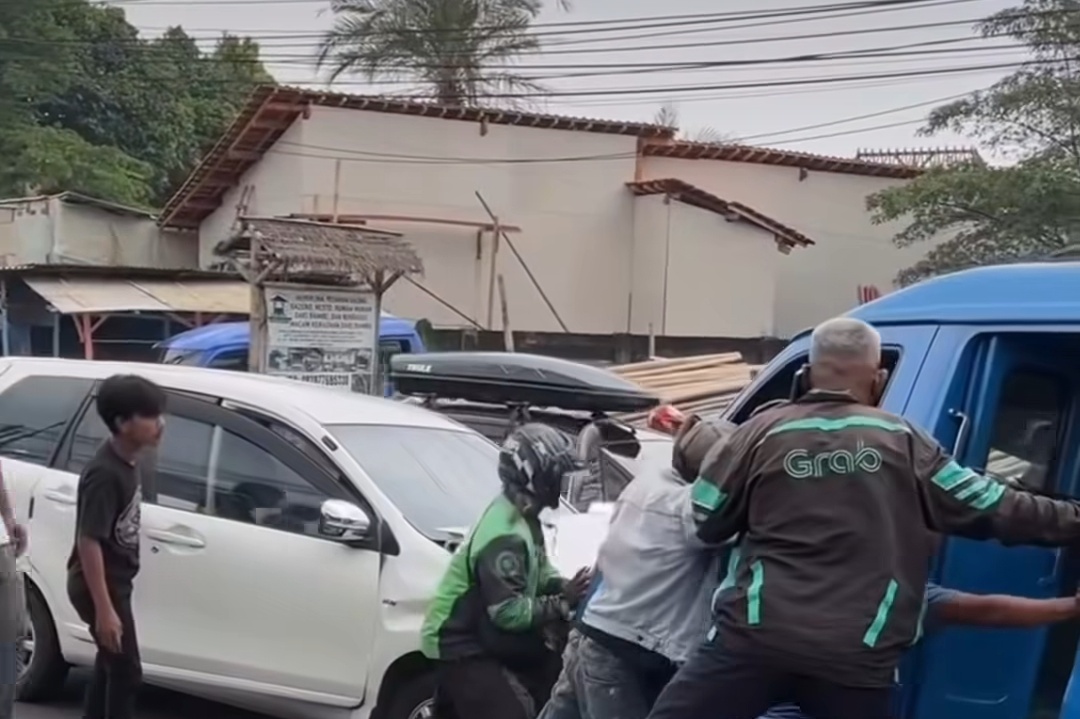Angkot oleng menabrak mobil dan motor di Bojongsari Depok