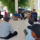 Wakil Ketua DPRD Kabupaten Cirebon, Hasan Basori, menyerahkan bantuan pupuk hayati cair kepada kelompok tani Desa Curug Wetan