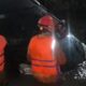 Petugas pemadam kebakaran Depok mengevakuasi mobil yang terseret banjir