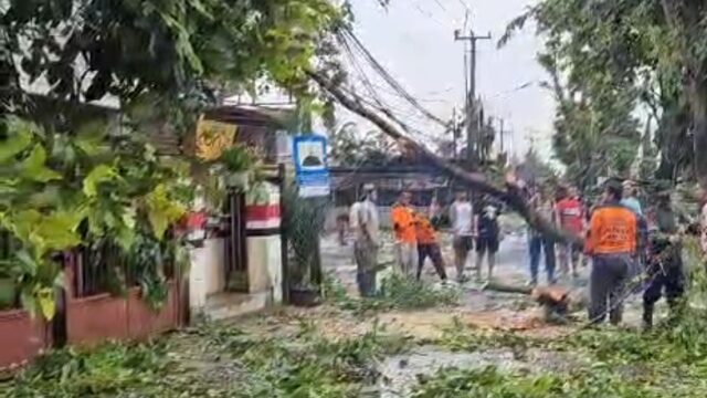 Cuaca tidak menentu, warga Depok tetap harus waspada