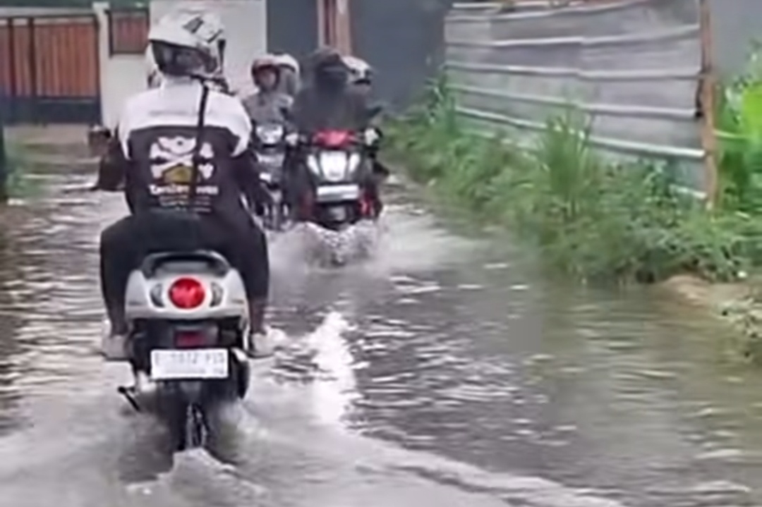 Genangan air di Jalan Mandor Samin, Kota Depok
