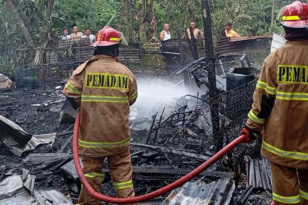 Kebakaran lapak rongsok di Kota Depok