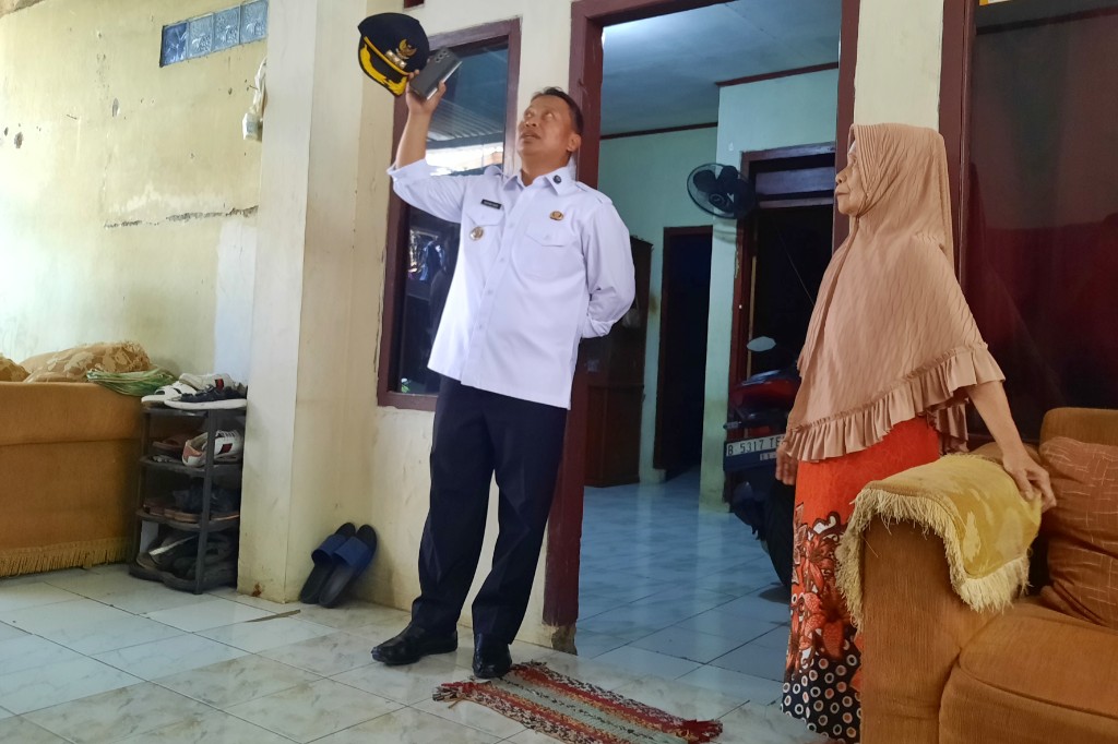 Peninjauan rumah warga yang terdampak angin puting beliung oleh Wali Kota Depok