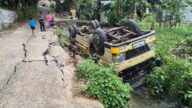Truk yang membawa muatan pasir terguling di Depok