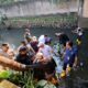 Pembersihan sampah di Sungai Cipinang, Kota Depok