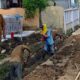 Kades Gembongan proses pelaksanaan pembangunan SPAL, Senin (20/10/2025) (foto: adainfo.id).
