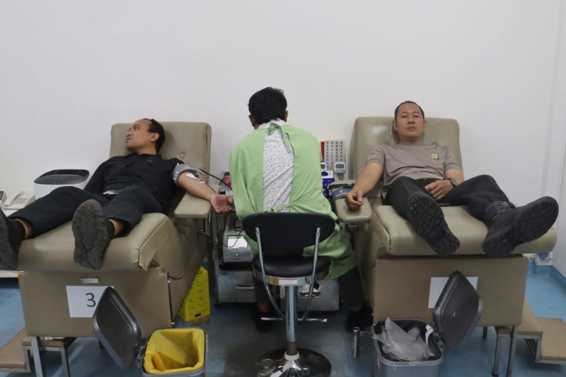 Donor darah jajaran Polres Metro Depok dalam rangka HUT Humas Polri ke-74