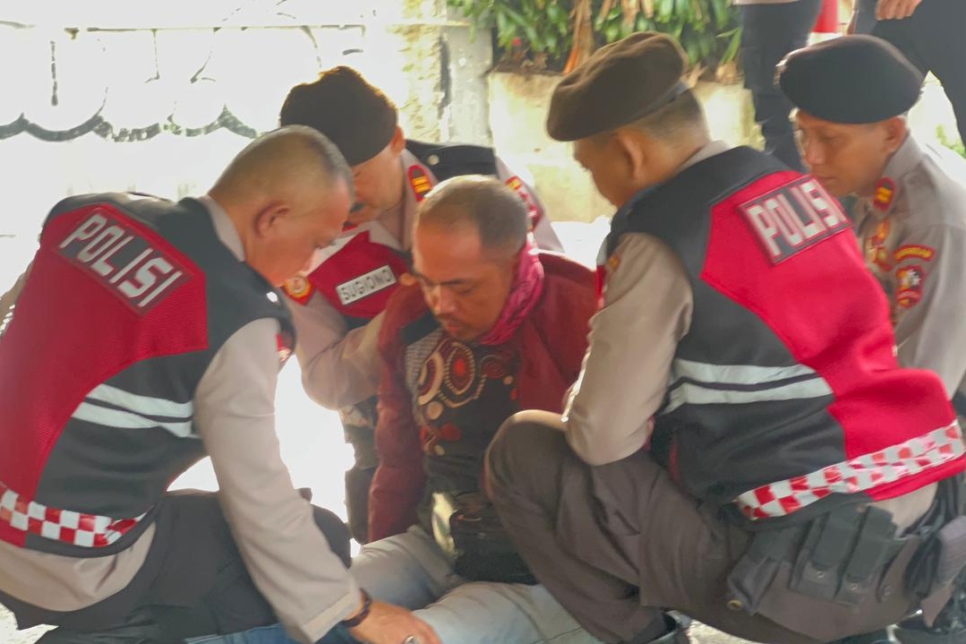 Bantuan pasukan berkuda Ditpolsatwa terhadap pengendara yang alami kecelakaan