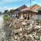 Tumpukan sampah kiriman di saluran sekunder Desa Melakasari Kecamatan Gebang Cirebon