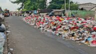 Sampah meluber di Jalan Baru Plenongan, Kota Depok