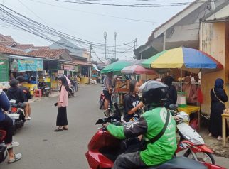 Berburu takjil di Tanah Baru, Kota Depok