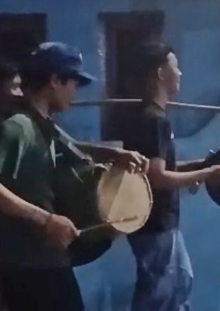 Bangungkan sahur pakai alat musik tradisional di Kota Depok