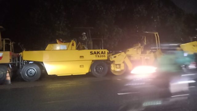 Pengaspalan Jalan Raya Tanah Baru, Kota Depok