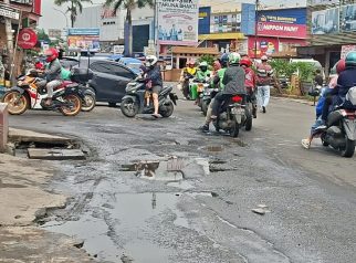 Jalan Tole Iskandar, Kota Depok rusak
