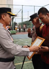 Penghargaan anggota Bhabinkamtibmas dan warga