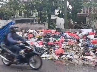 Sampah di TPS meluber