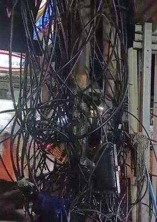 Kabel utilitas semrawut di Kota Depok
