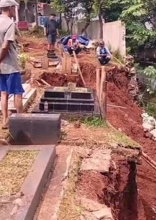Makam di Kota Depok terdampak longsor