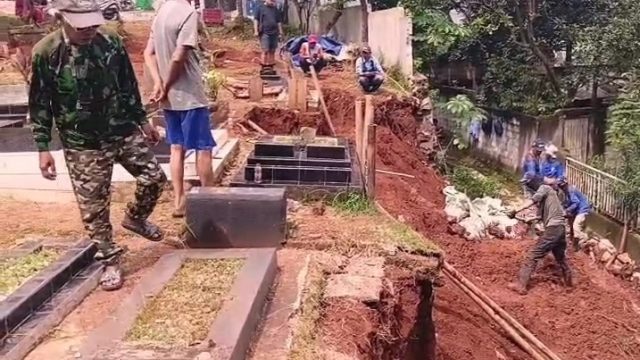 Makam di Kota Depok terdampak longsor