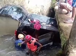 Evakuasi mobil hanyut Kota Depok