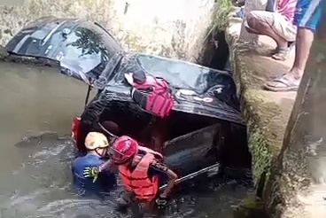 Evakuasi mobil hanyut Kota Depok
