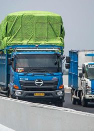 Truk sumbu tiga jalan tol