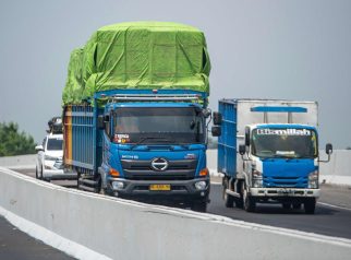 Truk sumbu tiga jalan tol