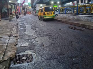 Jalan rusak Arif Rahman Hakim