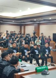 Delpedro Marhaen dan rekannya divonis bebas