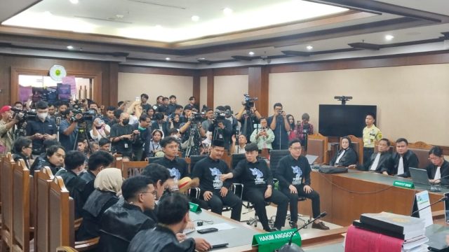 Delpedro Marhaen dan rekannya divonis bebas