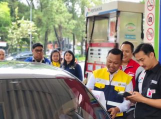 Motoris pengantar BBM di jalur Puncak