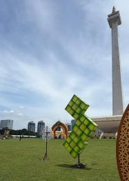 Bazar dan hiburan rakyat di Monas