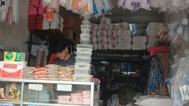 Pedagang plastik Depok