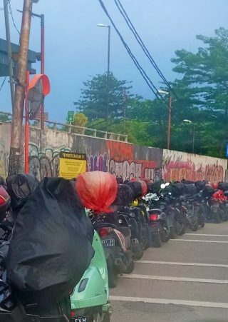 Parkir liat Depo MRT Lebak Bulus