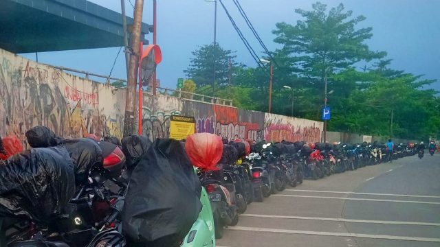 Parkir liat Depo MRT Lebak Bulus