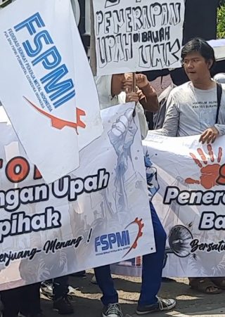 Aksi unjuk rasa buruh di Kota Depok