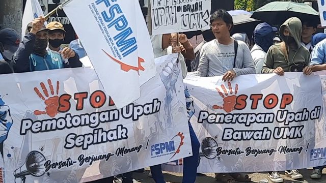 Aksi unjuk rasa buruh di Kota Depok