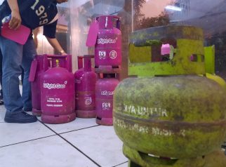 Pengoplosan gas LPG di Kota Depok