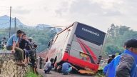 Bus pariwisata terperosok