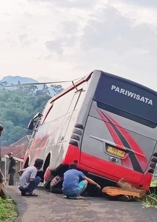 Bus pariwisata terperosok