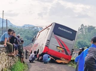 Bus pariwisata terperosok