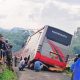 Bus pariwisata terperosok