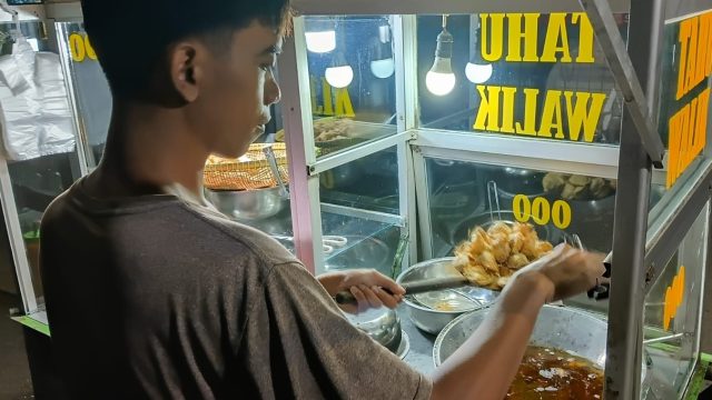Pedagang tahu walik Kota Depok