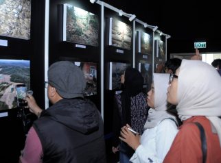Pameran foto krisis lingkungan