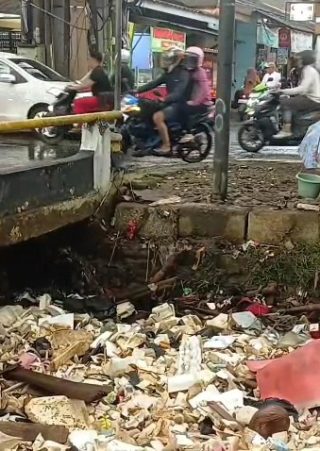 Sampah kali di Kota Depok