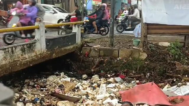 Sampah kali di Kota Depok
