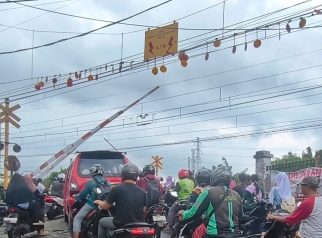 Dedi Mulyadi perlintasan kereta api dengan palang otomatis
